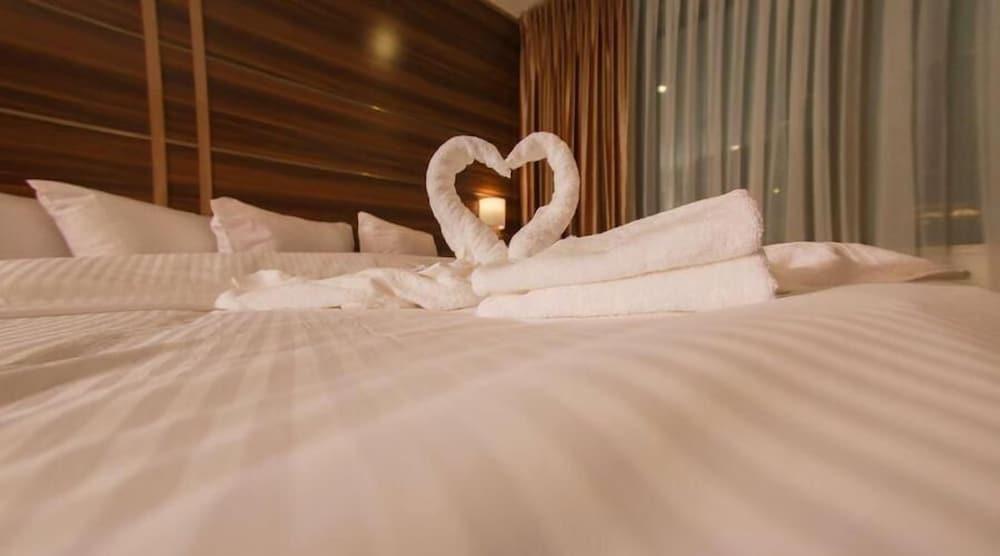 Park Plaza Hotel Room Type - Deluxe Double Room (2 Adults + 1 Child)