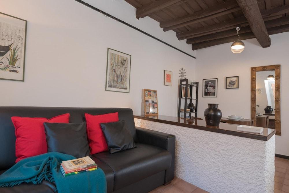 Cedro House in Trastevere - Tap to explore photos