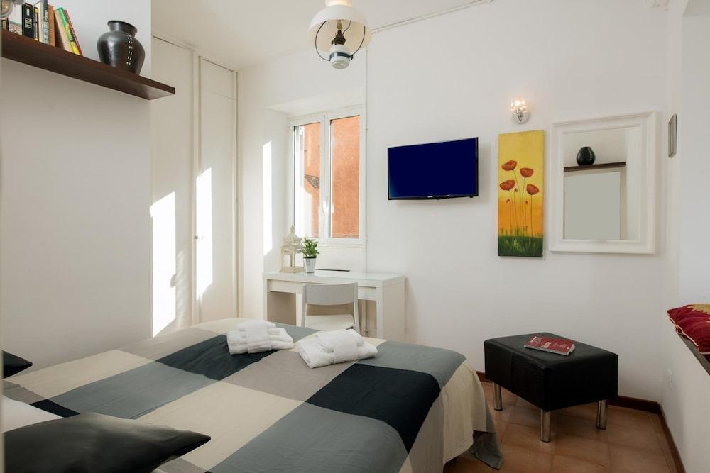 Cedro House in Trastevere - Tap to explore photos