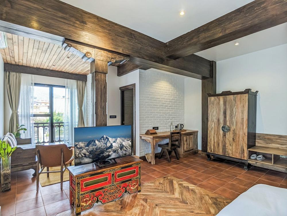 Uma Residence & Suites Room Type - Design Suite