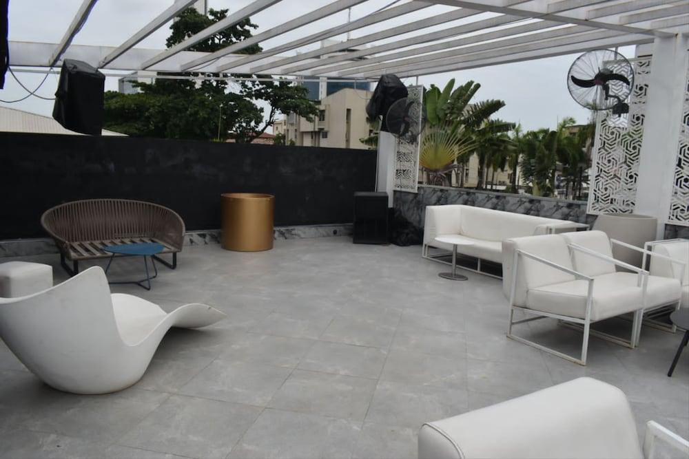 RUSH LAGOS HOTEL SUITES AND LAUNGE