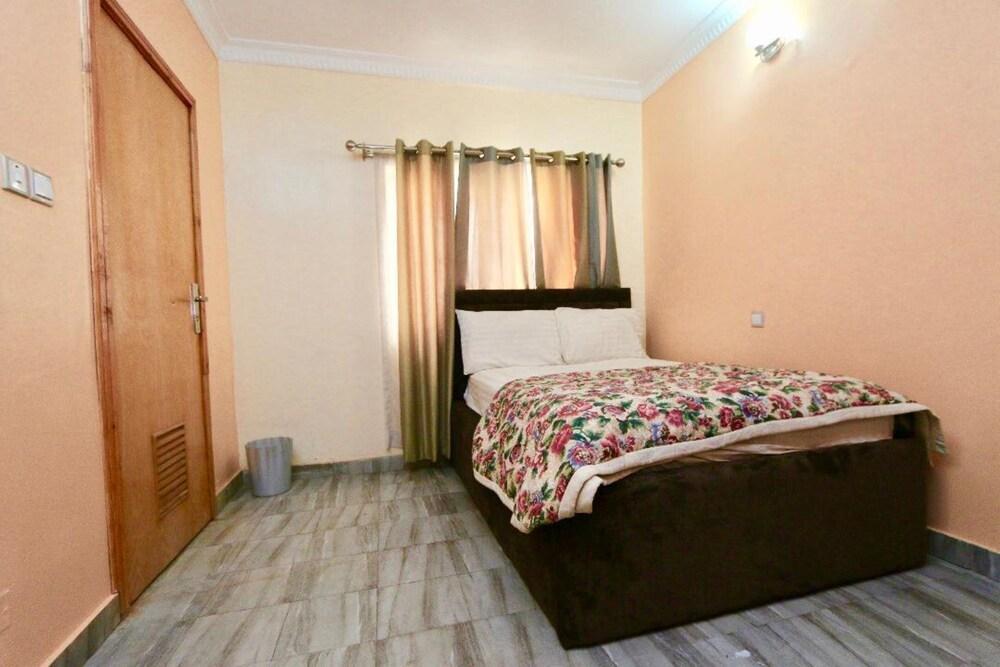 Droptop Suites - Tap to explore photos