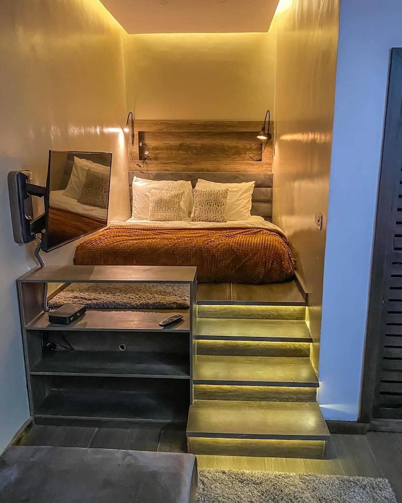 Le Noir Studio Apt Ikoy