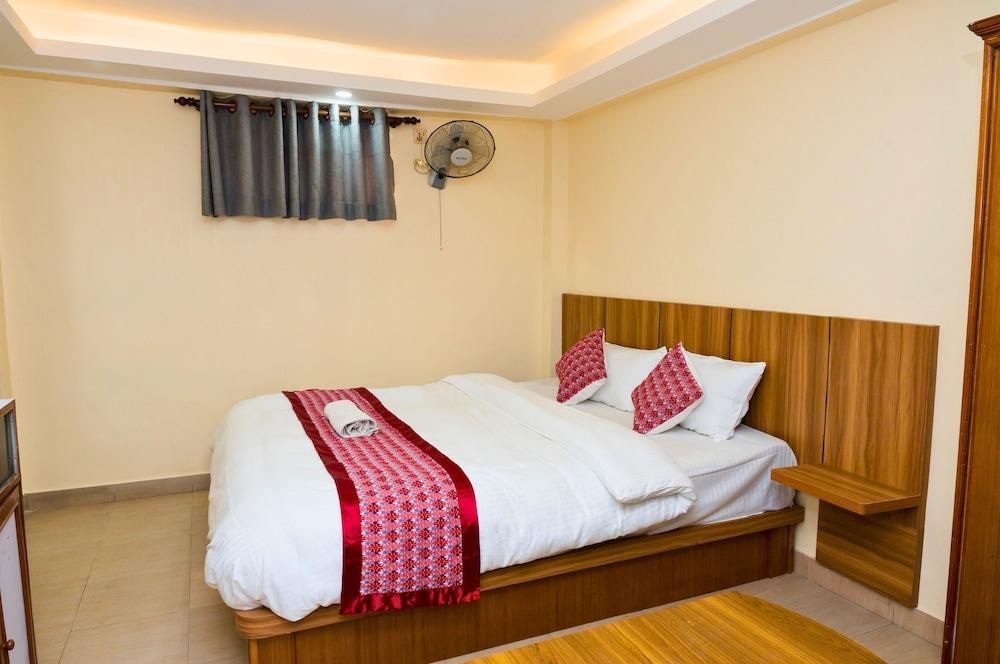Rightway Hotel & Restaurant Room Type - Standard Room, 1 Queen Bed
