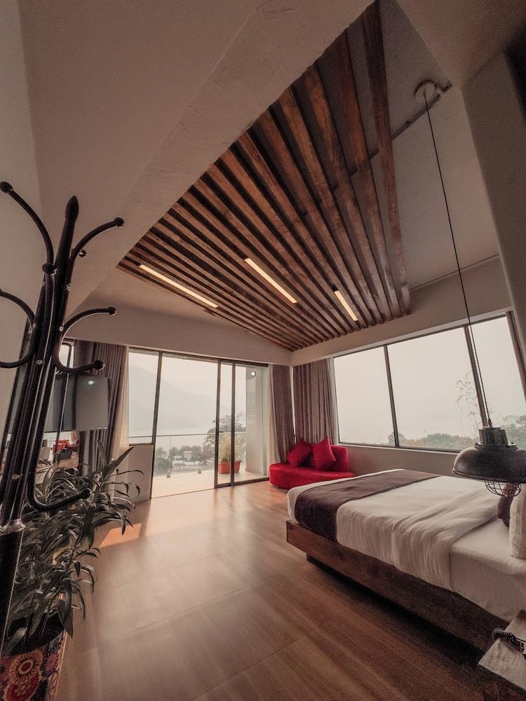 Jade City Hotel Room Type - Suite, 1 King Bed, Balcony, Lake View