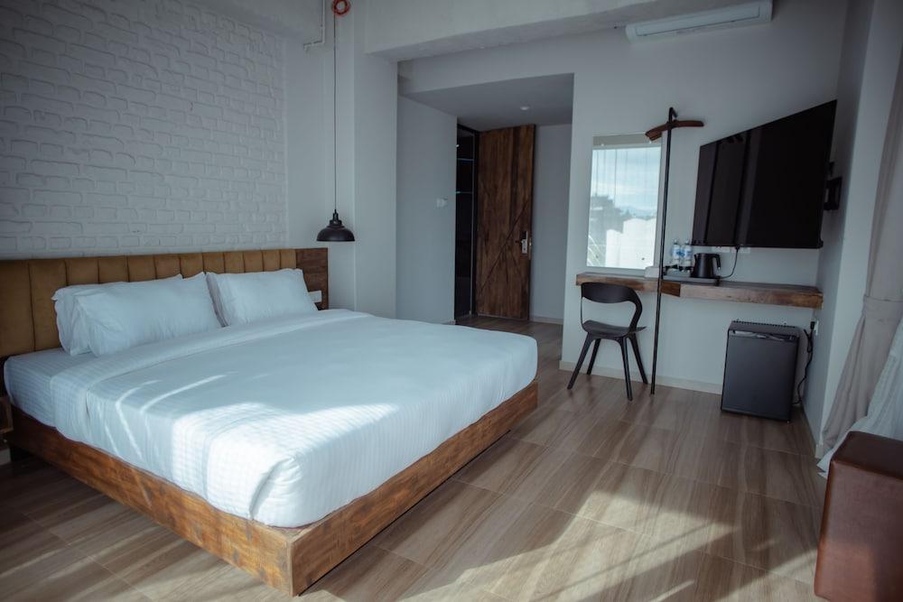 Jade City Hotel Room Type - Deluxe Double Room, 1 Bedroom, Balcony, City View
