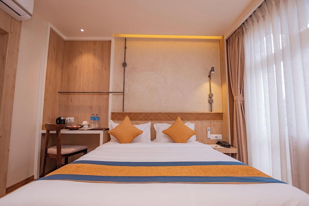 Hotel Vistara - Tap to explore photos