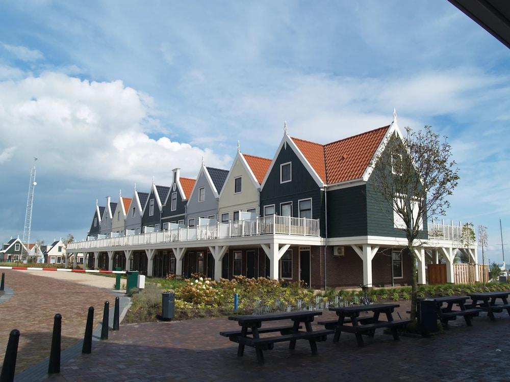 Spacious House With 5 Bathrooms, on the Markermeer