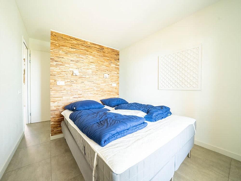 Spacious House With 5 Bathrooms, on the Markermeer - Tap to explore photos