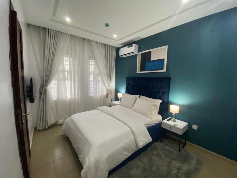 Shortlethomes- Renee's Luxury Apartments - Tap to explore photos