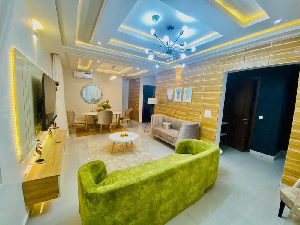 Shortlethomes- Renee's Luxury Apartments - Tap to explore photos