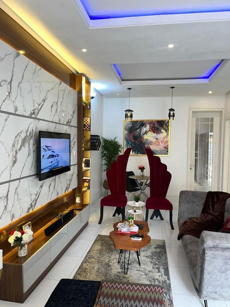 2 Bed Flat - Sleeps 4 - Parking - Wifi - Tap to explore photos