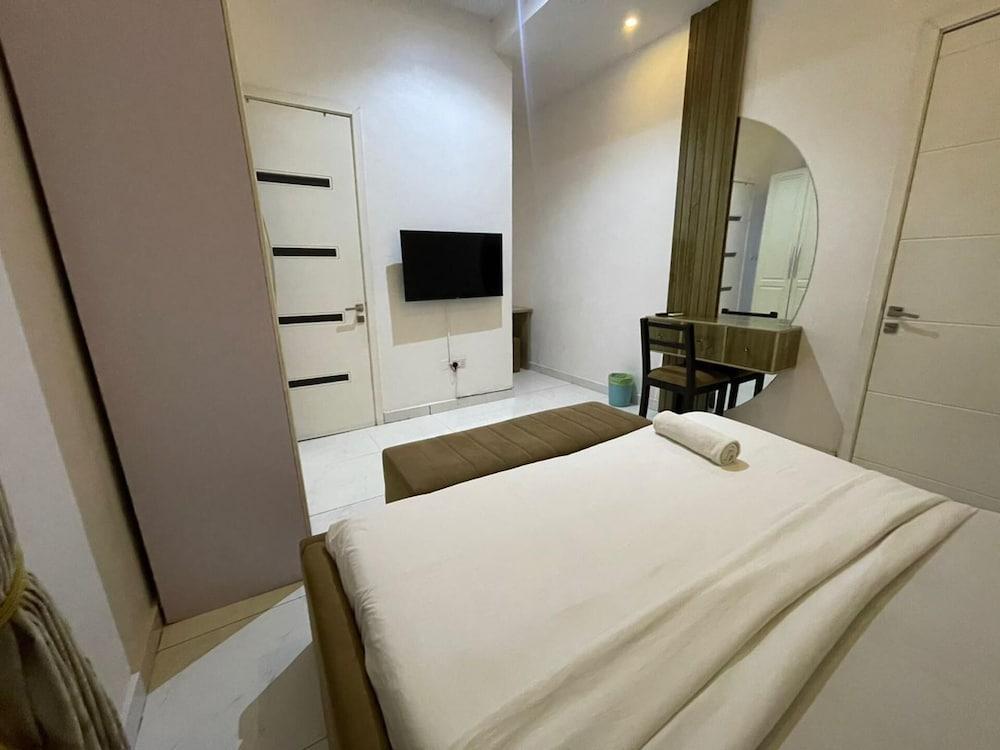 2 Bed Flat - Sleeps 4 - Parking - Wifi Room Type - Apartment