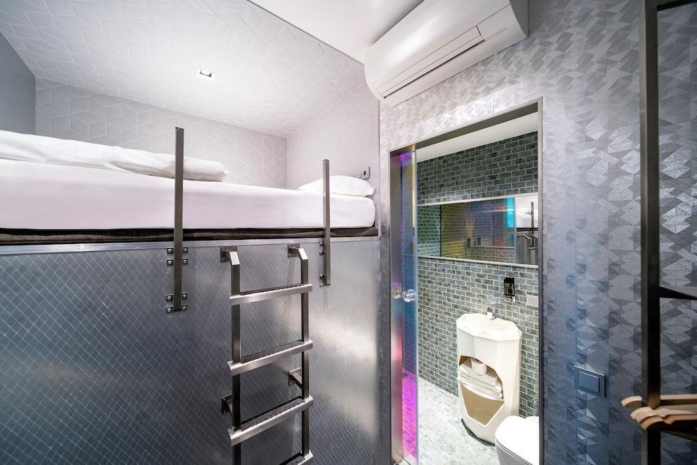 Diamond Capsule Hotel Amsterdam South Room Type - Double Upper capsule with Shower No Window Diamond Capsule Hotel Amsterdam South Room Type - Double Upper capsule with Shower No Window