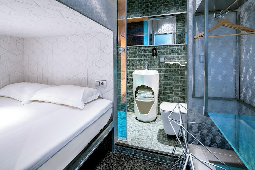 Diamond Capsule Hotel Amsterdam South Room Type - Double Lower capsule with Shower No Window Diamond Capsule Hotel Amsterdam South Room Type - Double Lower capsule with Shower No Window