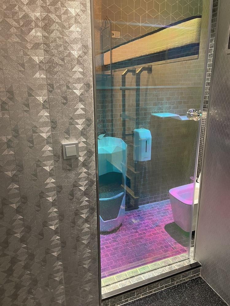 Diamond Capsule Hotel Amsterdam South - Tap to explore photos