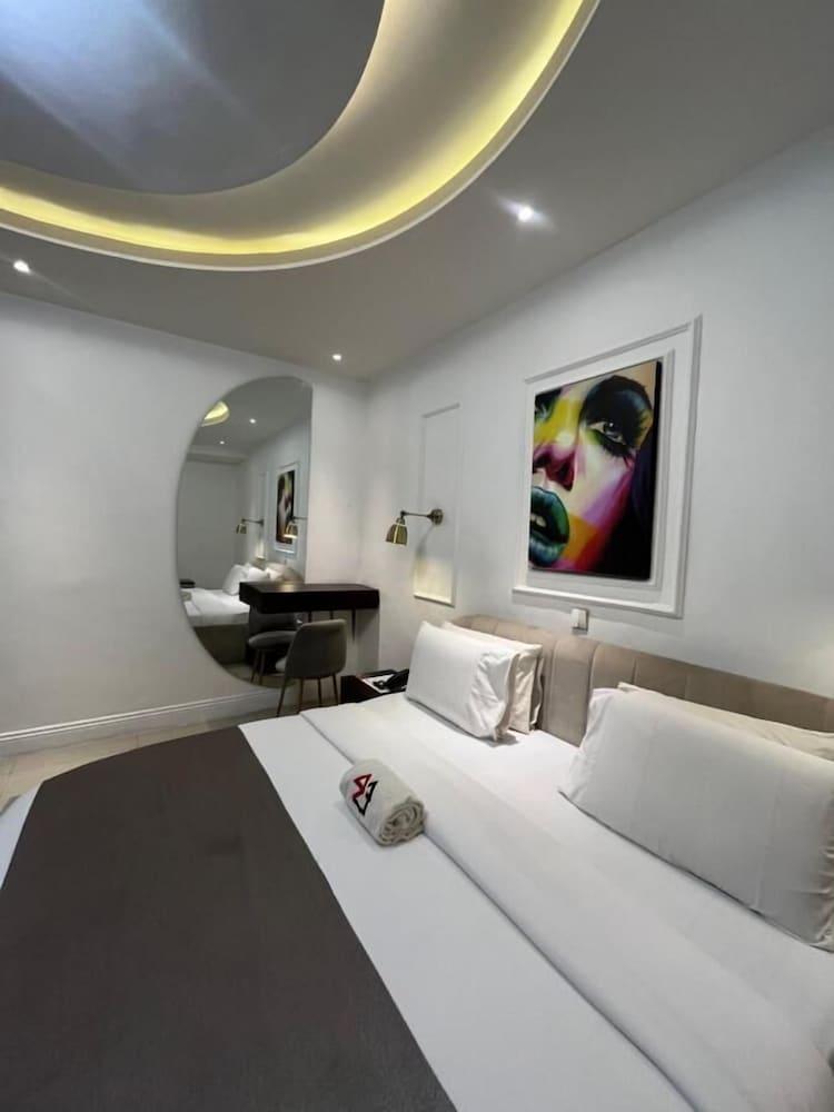 Euphoria Hotel & Suites by House 9 Room Type - Comfort Room