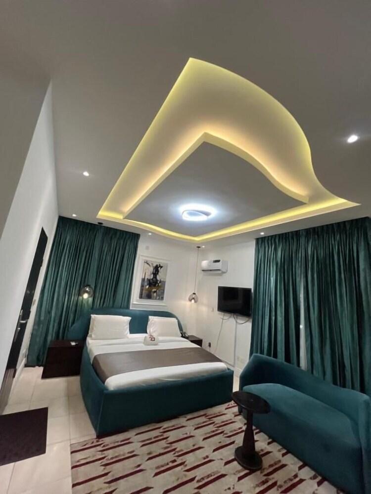Euphoria Hotel & Suites by House 9 Room Type - Gallery Room