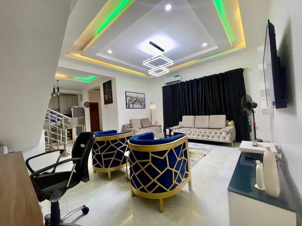 Luxury 3bedroom duplex - Tap to explore photos
