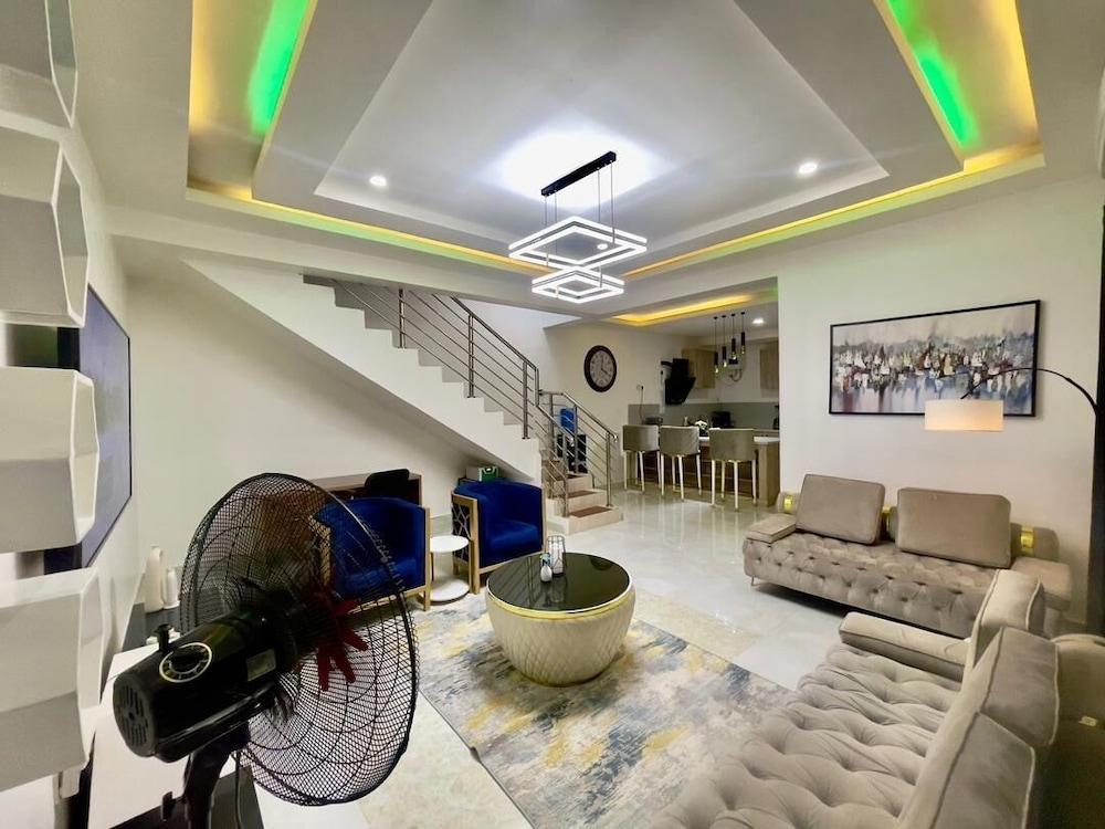 Luxury 3bedroom duplex - Tap to explore photos
