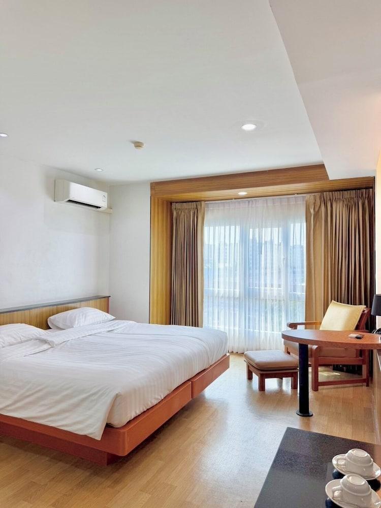 Cozy Don Mueang Hotel - Tap to explore photos