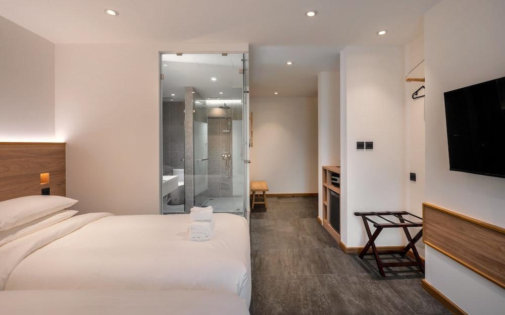 ZEN MASTER HOTEL Room Type - Superior Room, 2 Twin Beds, Private Bathroom, City View