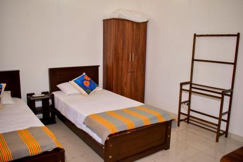 3 Bed House - Wifi, Parking, 10minbeach - Tap to explore photos