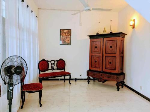 3 Bed House - Wifi, Parking, 10minbeach - Tap to explore photos