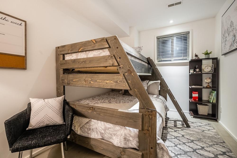 Luxury 4BR Townhouse in Downtown Toronto - Tap to explore photos