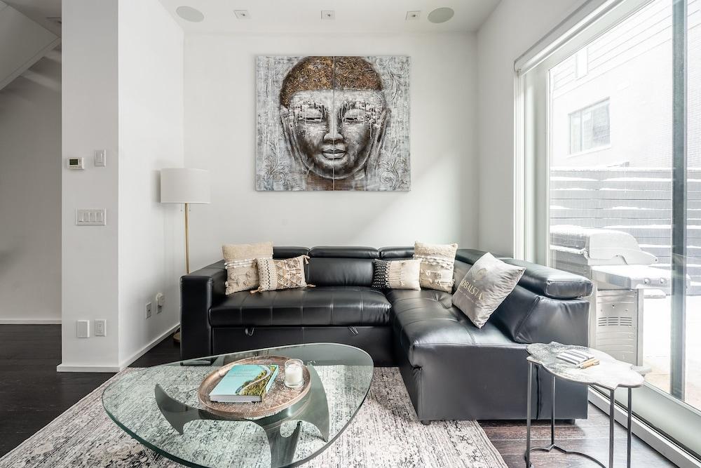 Luxury 4BR Townhouse in Downtown Toronto - Tap to explore photos