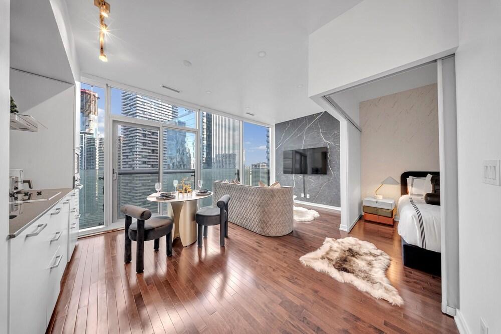 The Harbour Toronto Room Type - Business Suite
