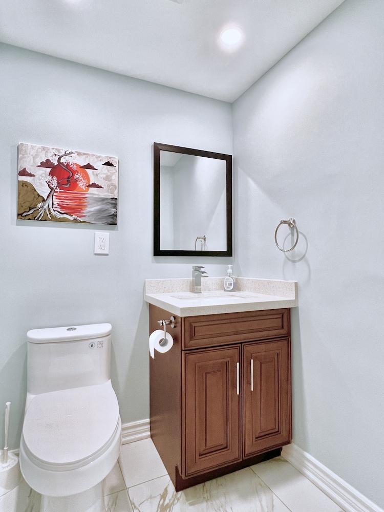Renovated Rooms 10-min to Finch Subway Near Yonge St - Tap to explore photos
