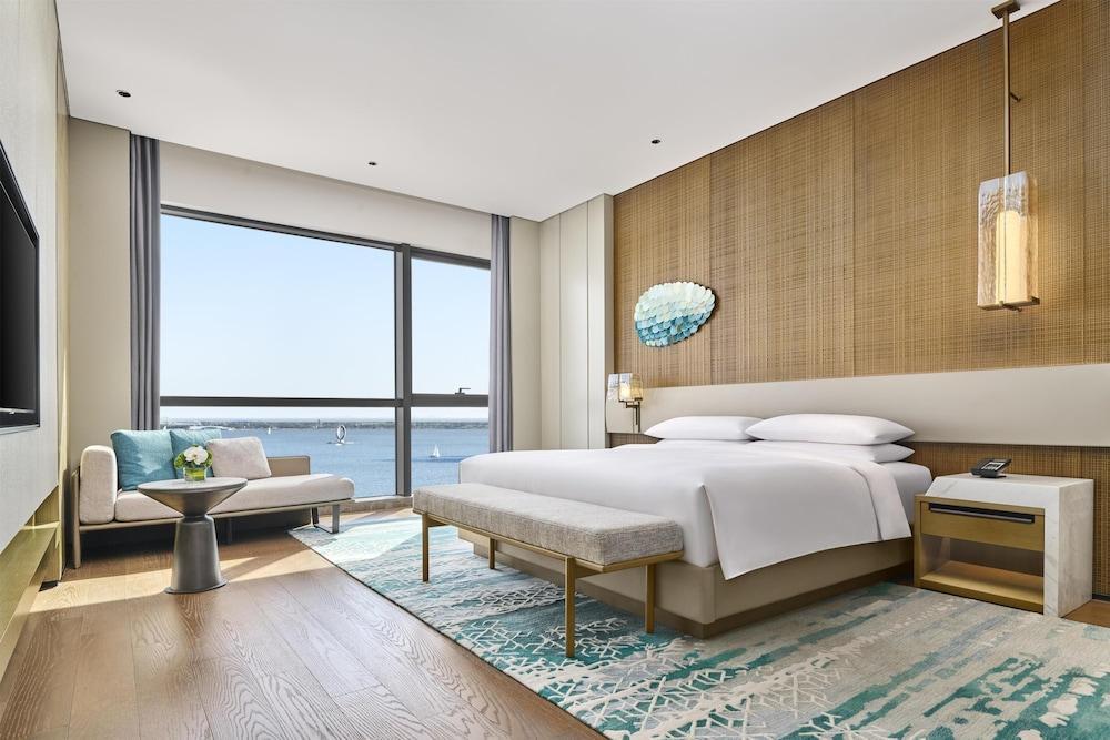 Hyatt Regency Shanghai Lingang Room Type - Deluxe Suite, 1 King Bed, Lake View