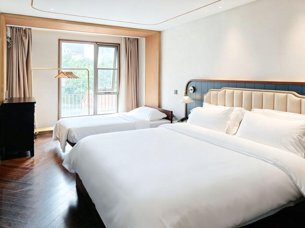 Dayin International Youth Hotel (Shanghai Xinhua Road Jiaotong University Branch) Room Type - One-Bedroom Suite with One 1.8m Bed and One 1.5m Bed