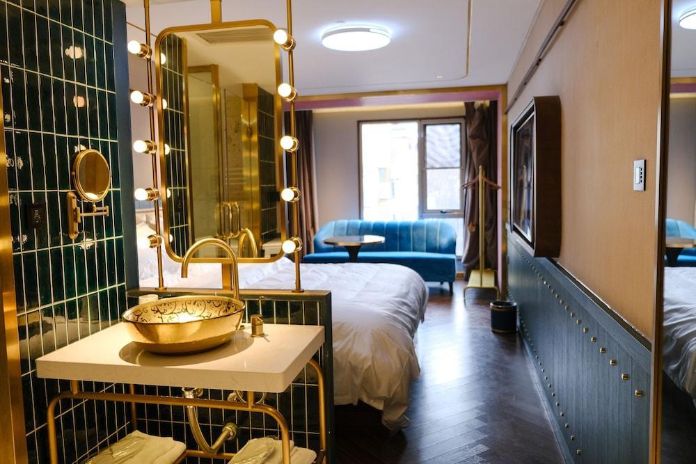 Dayin International Youth Hotel (Shanghai Xinhua Road Jiaotong University Branch) Room Type - Family Room with One 1.8m Bed and One 1.0m Bed