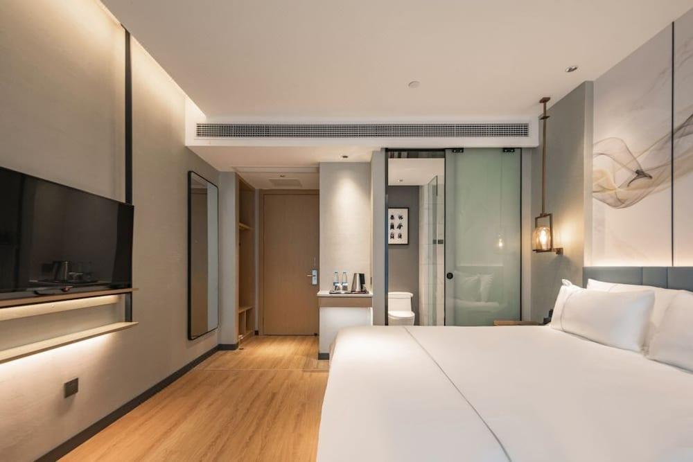 White Magnolia Hotel Pudong AirportStore - Tap to explore photos