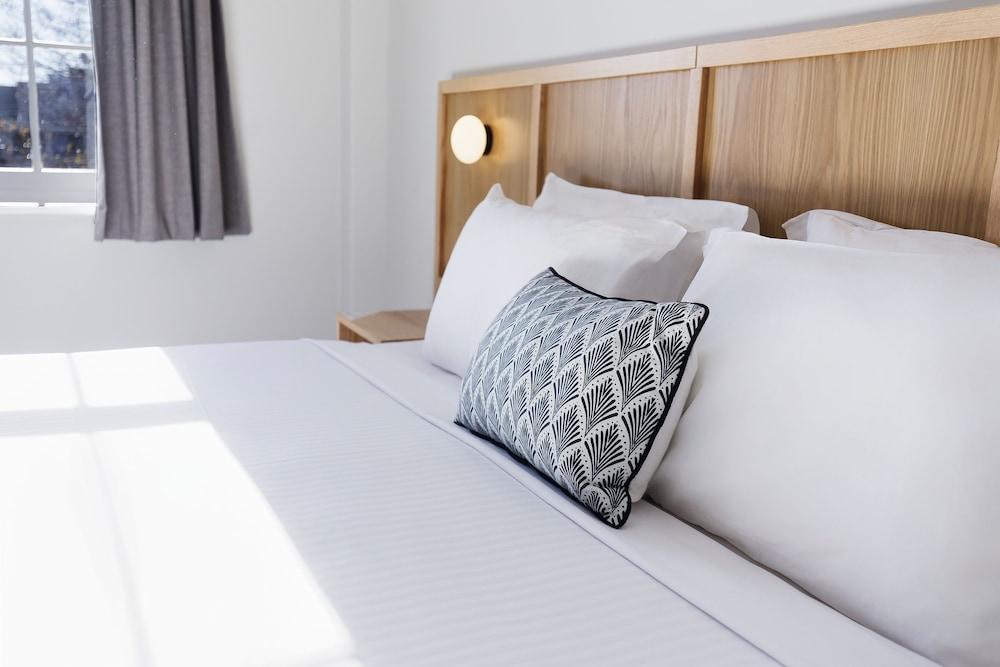 Mortdale Hotel Room Type - Standard Room, 1 King Bed, Mobility Accessible, Ensuite Mortdale Hotel Room Type - Standard Room, 1 King Bed, Mobility Accessible, Ensuite