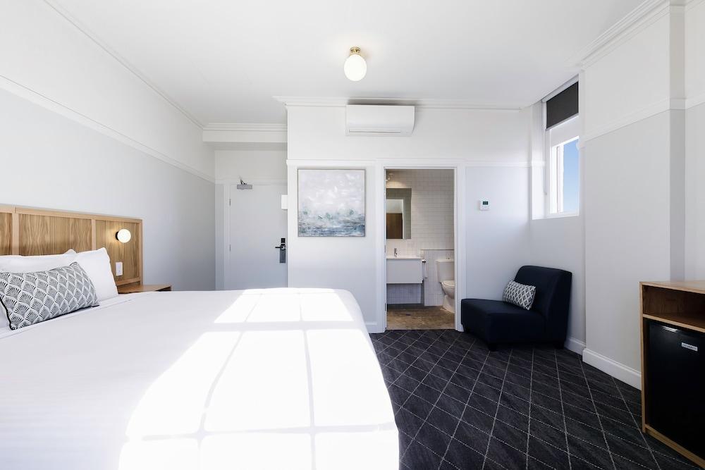 Mortdale Hotel Room Type - Standard Room, 1 King Bed, Non Smoking, Ensuite