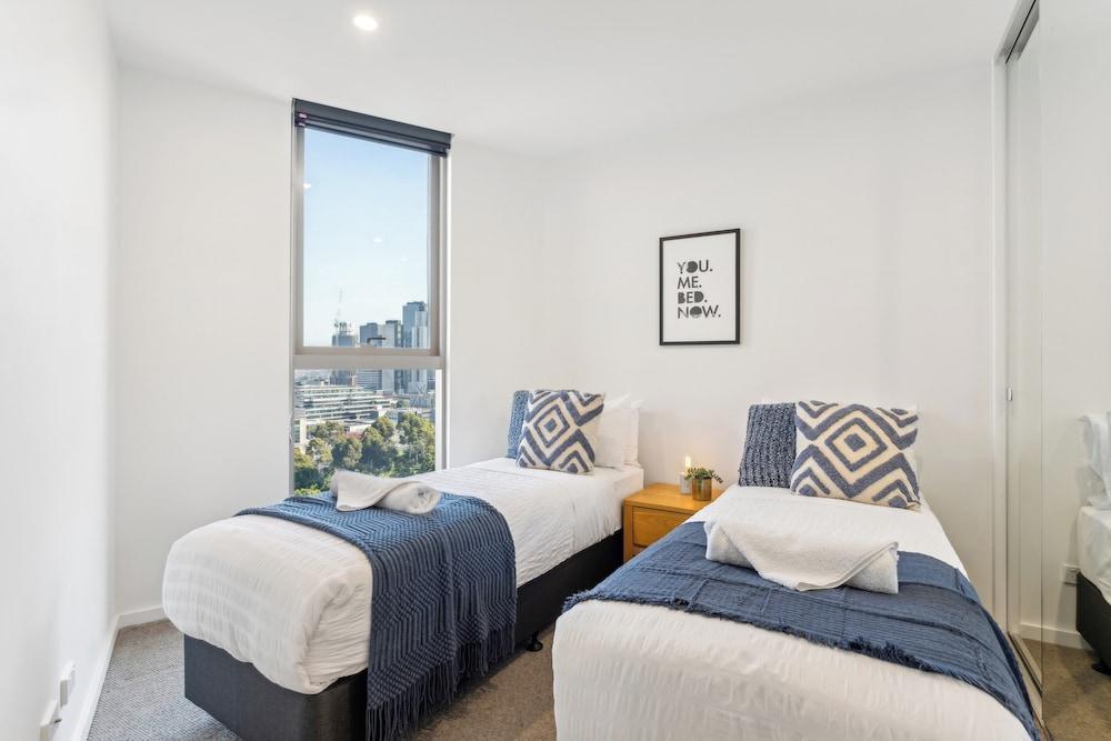Mega Style Apartments Kings Domain - Tap to explore photos