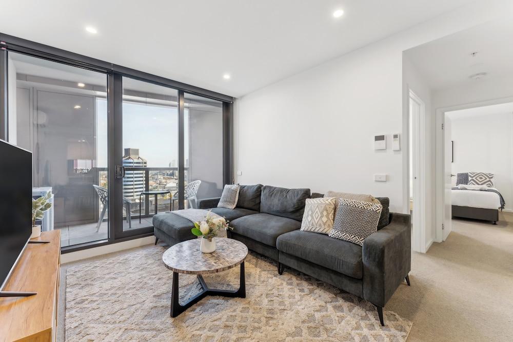 Mega Style Apartments Kings Domain - Tap to explore photos