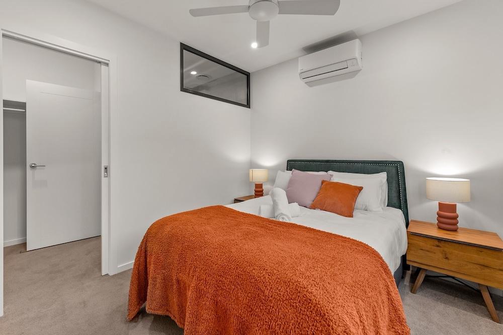 StayCentral Brunswick Central Townhouse - Tap to explore photos