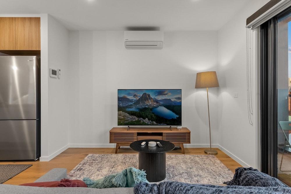 StayCentral Brunswick Central Townhouse - Tap to explore photos