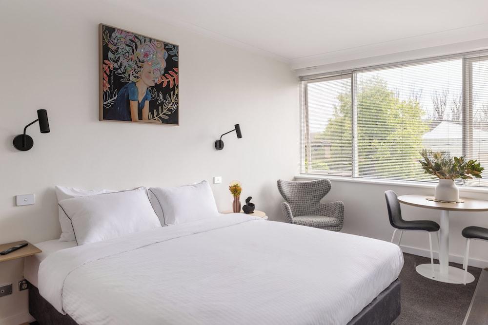 MAC St Kilda by Melbourne Apartment Collection - Tap to explore photos