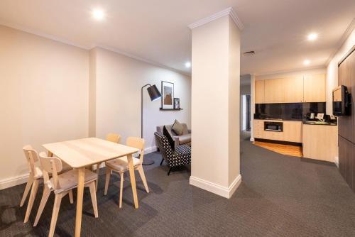 Melbourne City Suites - Tap to explore photos