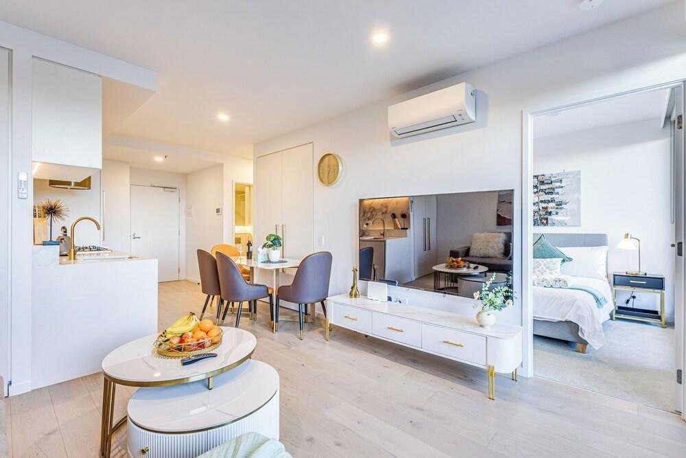 StayAU Apartment BoxHill FREE Parking - Tap to explore photos