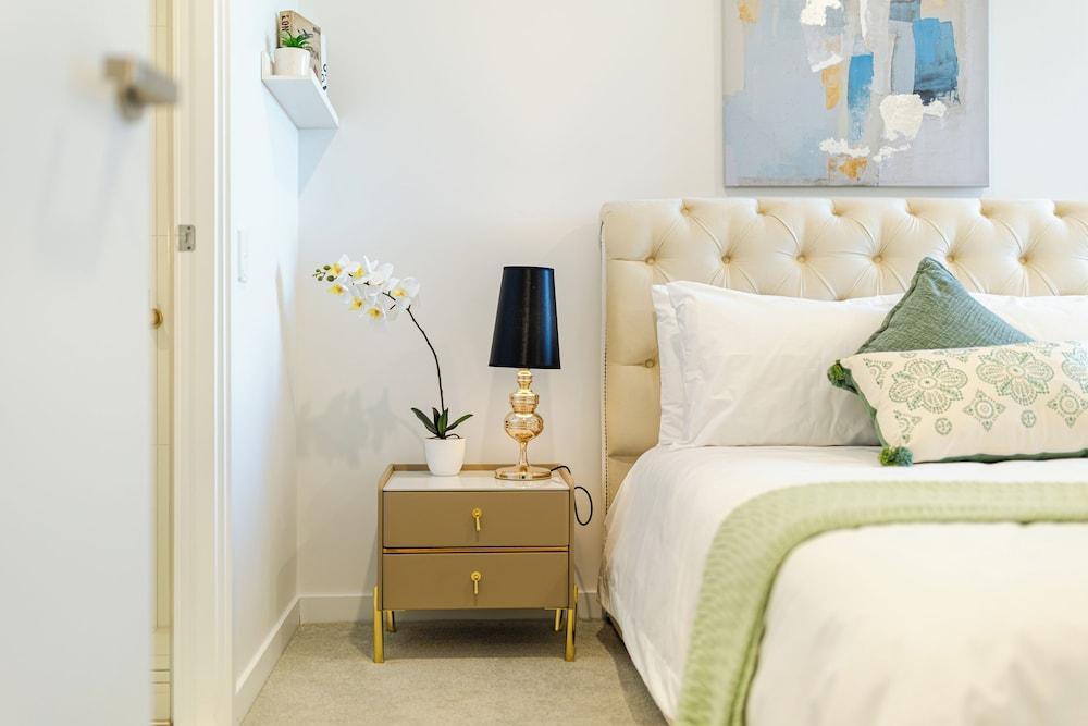 StayAU Apartment BoxHill FREE Parking - Tap to explore photos