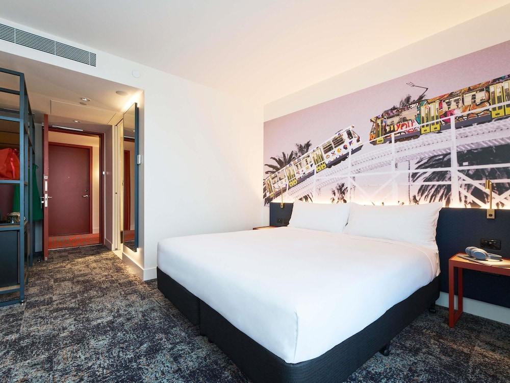 Ibis Styles Melbourne Airport Room Type - Deluxe Runway View Room with 1 King bed