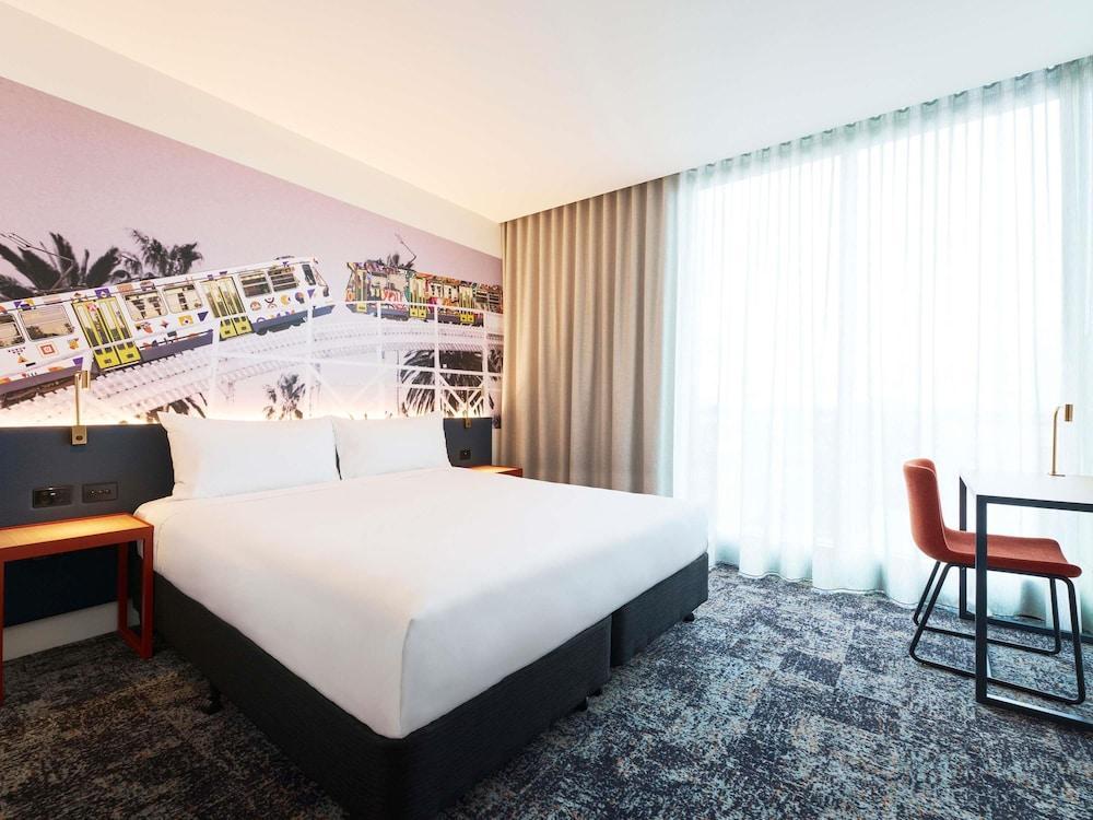 Ibis Styles Melbourne Airport Room Type - Deluxe Room, 1 King Bed