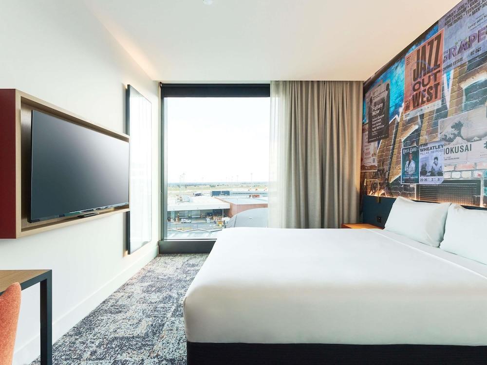 Ibis Styles Melbourne Airport Room Type - Superior Runway View Room with 1 Queen bed Ibis Styles Melbourne Airport Room Type - Superior Runway View Room with 1 Queen bed