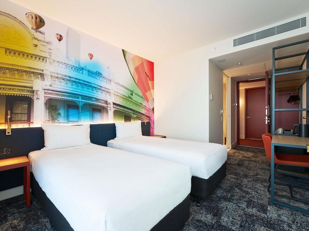 Ibis Styles Melbourne Airport Room Type - Deluxe Runway View Room with 2 Single Beds